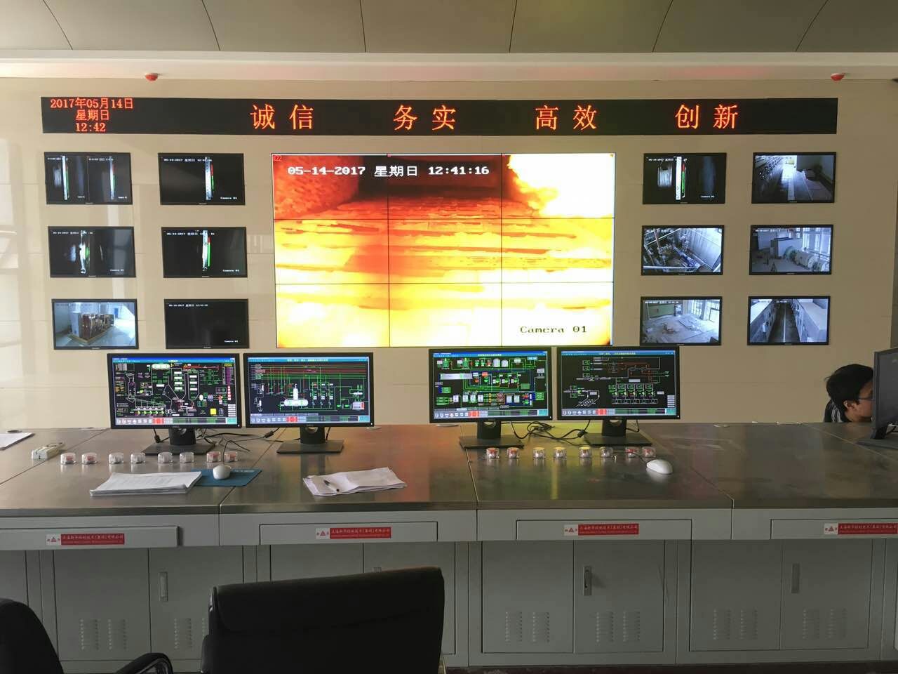 爐內型高溫電視監控系統適用于爐內溫度2000℃以?xún)葼t壁溫度3000C
